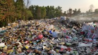Ồ ạt đổ trộm rác thải công nghiệp: Vi phạm pháp luật về môi trường